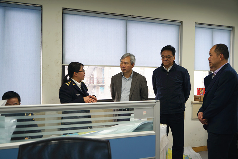 浙江海事局副局长梁永铭一行来东海航海保障中心开展工作调研
